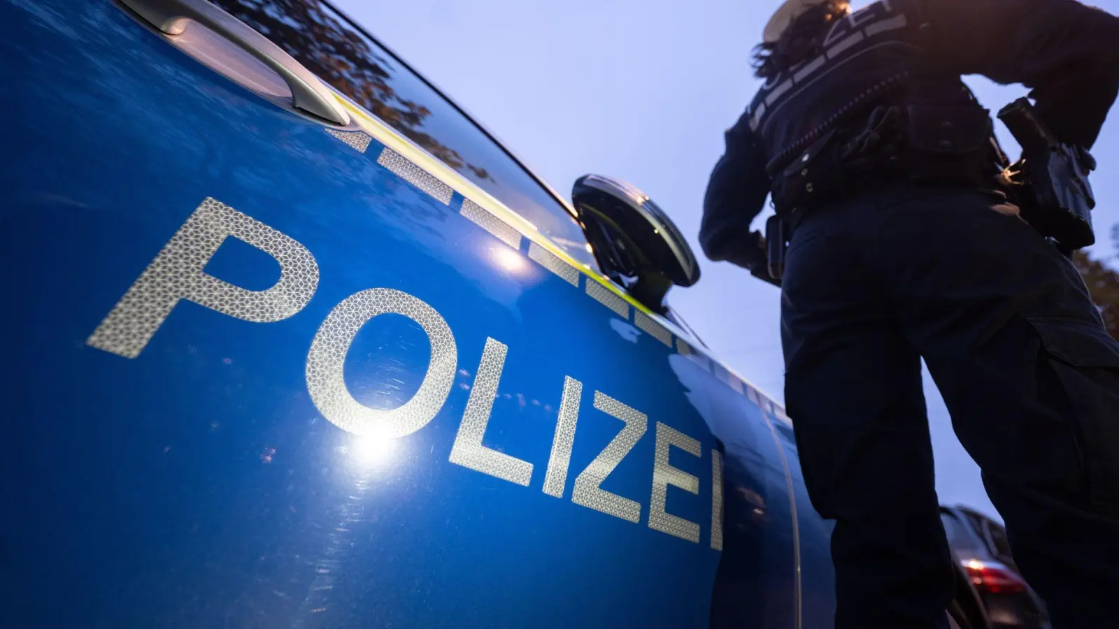 Bei einem Polizeieinsatz nach einem Streit in Wertheim sind drei Beamte verletzt worden. (Symbolbild) (Foto: Marijan Murat/dpa)
