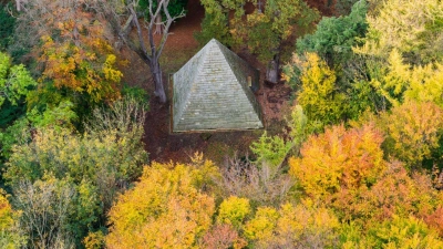 Das Mausoleum des Grafen Ernst zu Münster steht zwischen herbstlichen Bäumen am Laves-Kulturpfad im Landkreis Hildesheim. (Foto: Julian Stratenschulte/dpa)