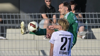 Abwehrchef Eric Weeger (in Grün, hier gegen Louis Stegmiller von Wacker Burghausen) kehrt in Landsberg in die Ansbacher Startelf zurück. (Foto: Martin Rügner)