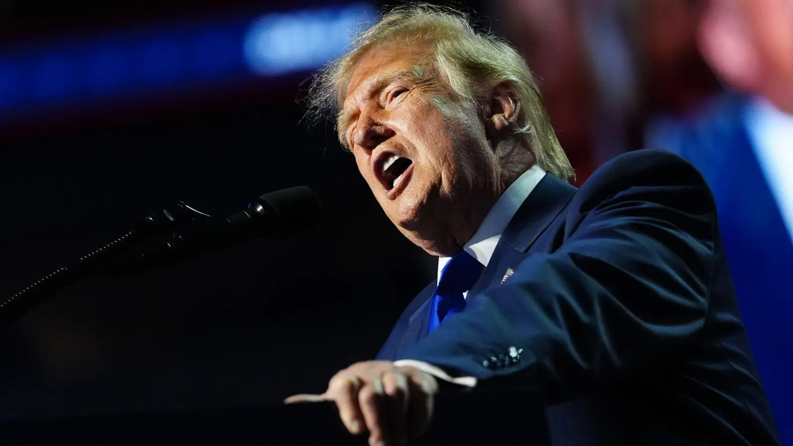 Trump will die Amerikanerinnen und Amerikaner davon überzeugen, bei den Zwischenwahlen Republikaner zu wählen.  (Foto: Julia Demaree Nikhinson/AP/dpa)