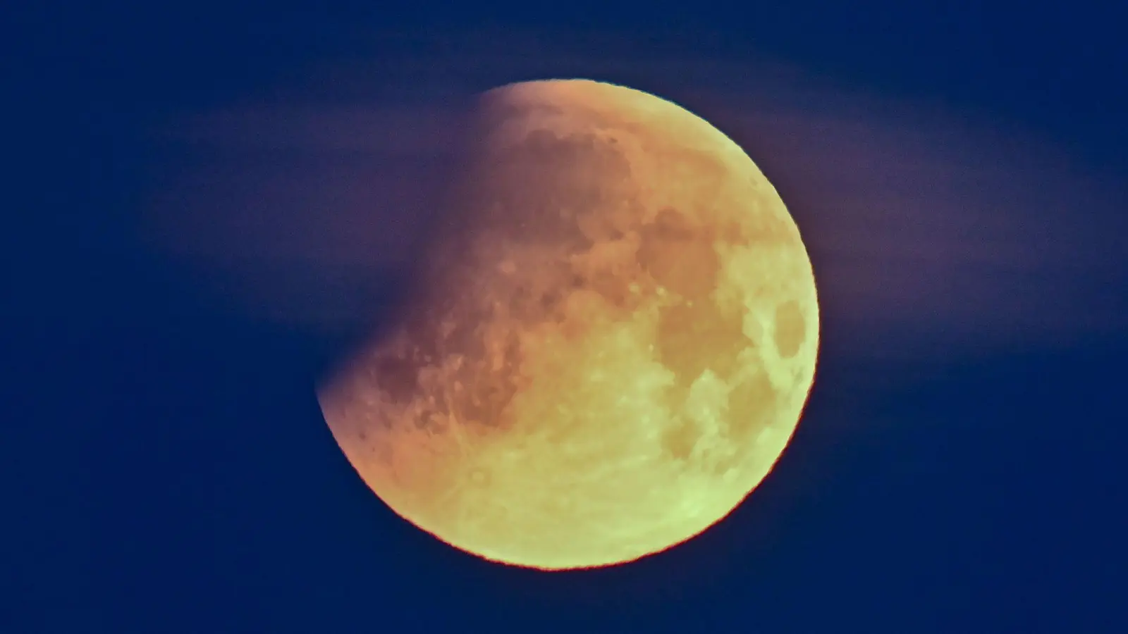 Durch den Erdschatten verdunkelt sich der Mond. (Archivbild) (Foto: Patrick Pleul/dpa)