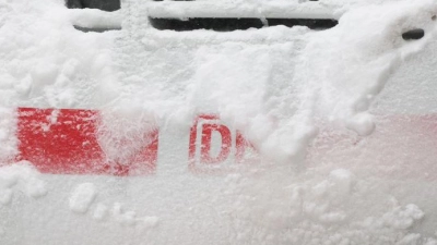Im Bahnverkehr gibt es weiterhin starke Einschränkungen. (Foto: Christian Charisius/dpa)