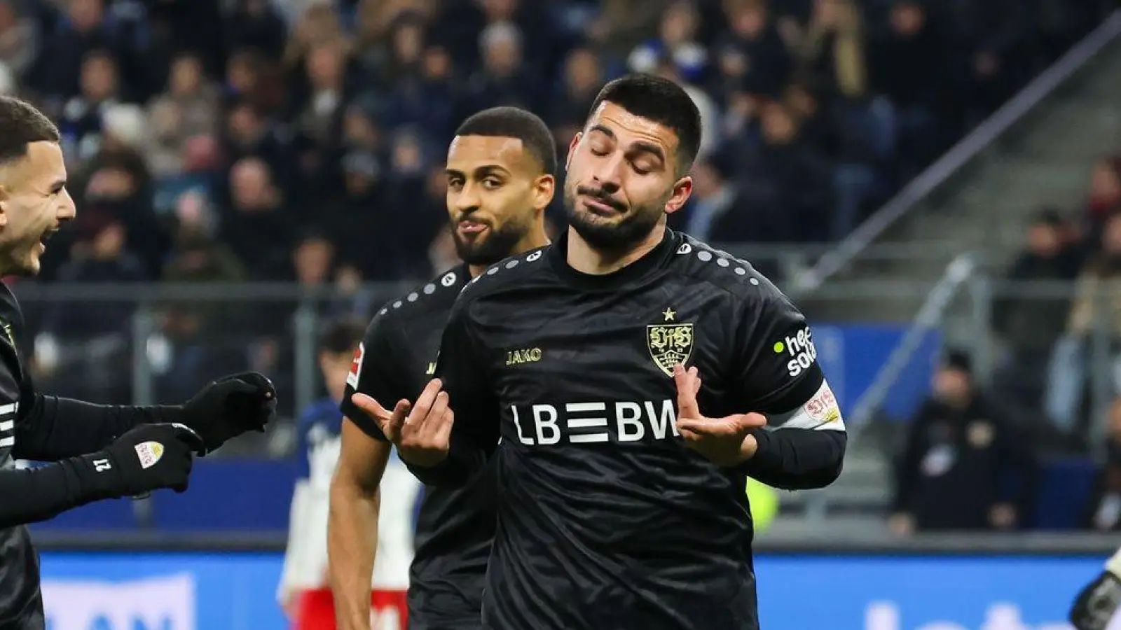 Stuttgarts Deniz Undav (M) wird nach seinem Treffer zum 1:1 bejubelt. (Foto: Christian Charisius/dpa)