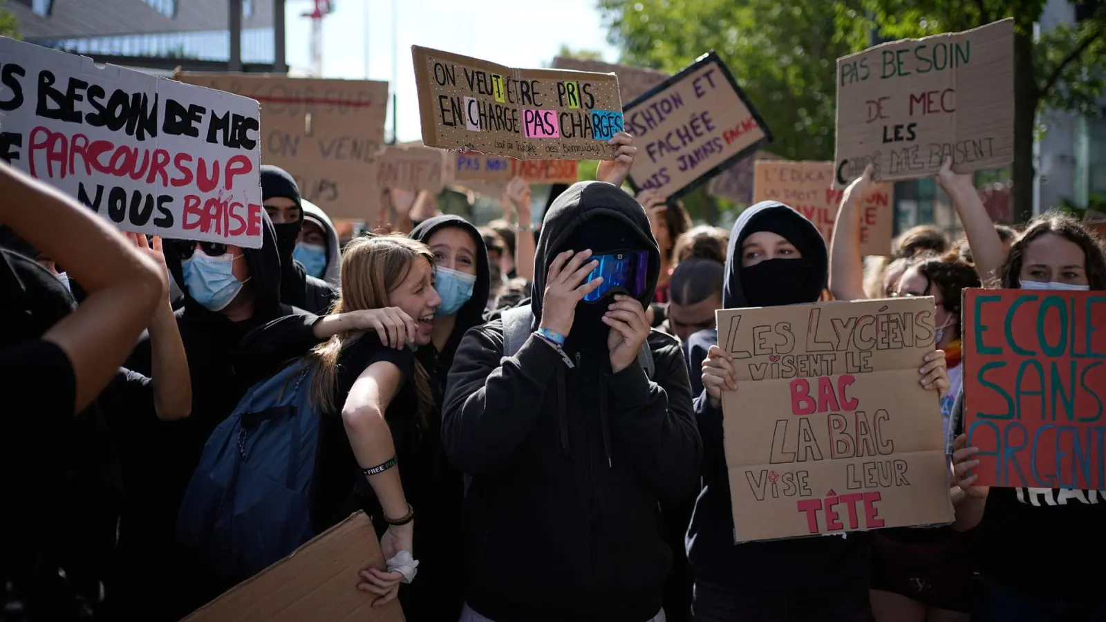 Trotz der Gewaltexzesse finden die Schülerproteste breite Unterstützung. (Archivbild) (Foto: Laurent Cipriani/AP/dpa)