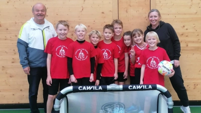 Die siegreiche Mannschaft mit Coach Friedrich Zinnecker und Turnierleiterin Nina Wolfram darf den Wanderpokal für ein Jahr in die Vitrine der Christoph-von-Schmidt-Grundschule in Dinkelsbühl stellen. (Foto: Daniela Breindl)