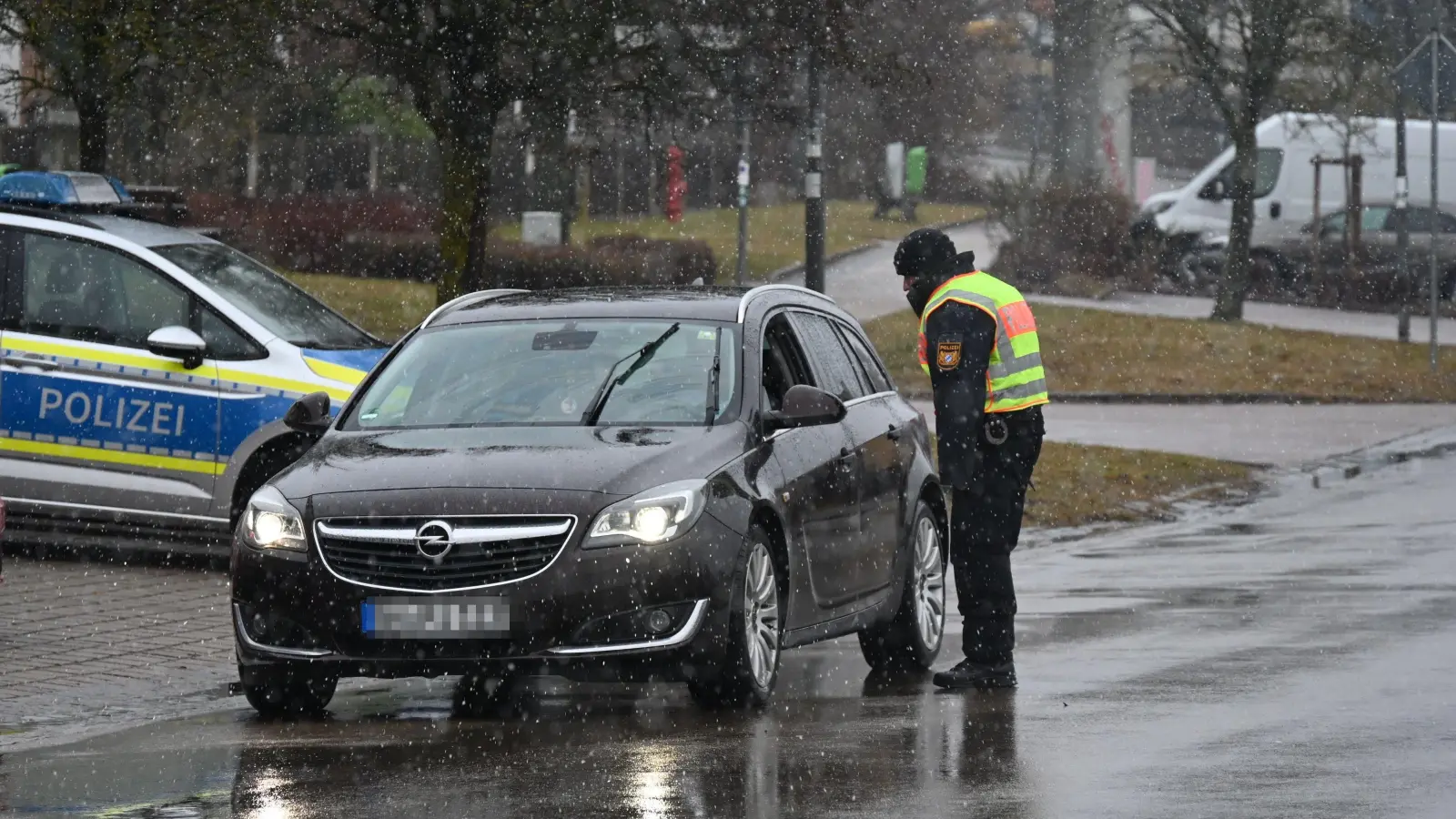 Zur Kleinarbeit, mit der die Polizei dem Täter auf die Spur kam, gehörte die Befragung von Autofahrern exakt eine Woche nach der Tat rund um die St.-Gundekar-Straße. Sie zweigt hinter dem geparkten Streifenwagen links von der Neuendettelsauer Straße ab. (Foto: Manfred Blendinger)