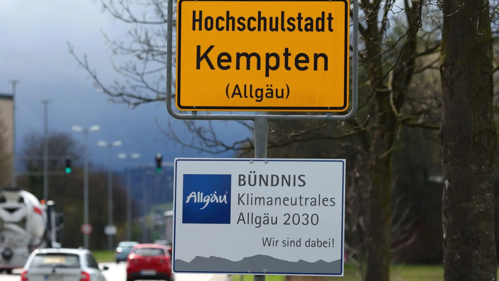 Wegen des Einsatzes wurde die Bundesstraße 12 in Kempten zeitweise gesperrt. (Archivbild) (Foto: Karl-Josef Hildenbrand/dpa)