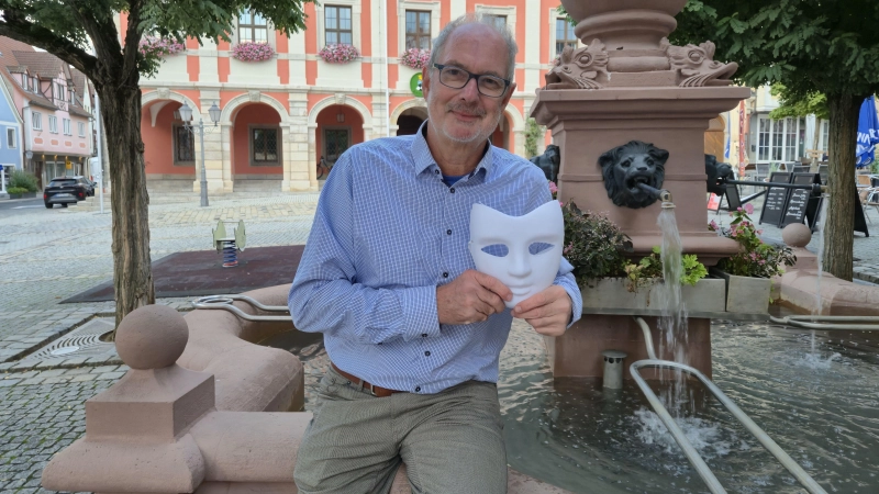 Johannes Schoierer arbeitet in der Klinik Neustadt und führt heute Regie beim Theaterkreis der Christengemeinschaft Nürnberg - im Oktober bringt er mit „Wolke 97” erneut ein Stück auf die Neustädter Torhausbühne. (Foto: Heike Steiner)