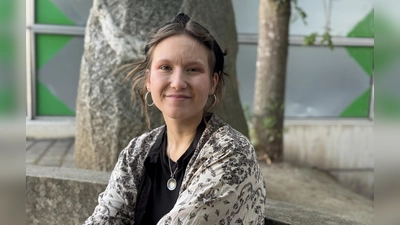 Rückkehr an ihre ehemalige Schule: Eva-Marie Seidel hat bei der Platen-Theater-AG die Dramaturgie übernommen.  (Foto: Lara Hausleitner)
