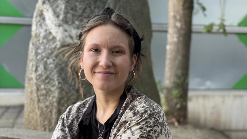 Rückkehr an ihre ehemalige Schule: Eva-Marie Seidel hat bei der Platen-Theater-AG die Dramaturgie übernommen.  (Foto: Lara Hausleitner)