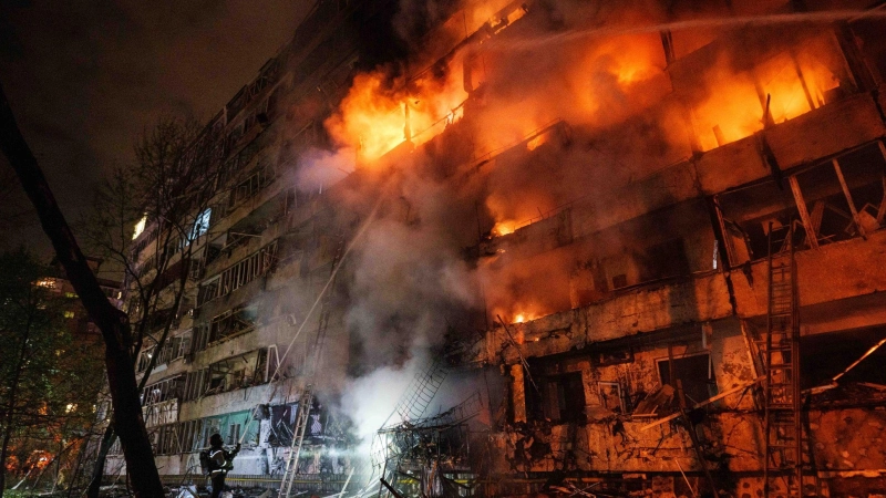 Der Raketenangriff traf ein mehrstöckiges Wohngebäude. (Foto: Evgeniy Maloletka/AP/dpa)