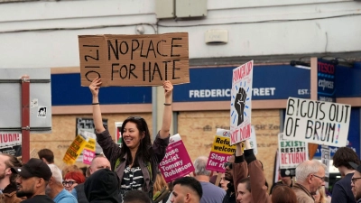 In Großbritannien gehen Menschen gegen Hass und Rasismus auf die Straße. (Foto: PA Wire/PA/AP)