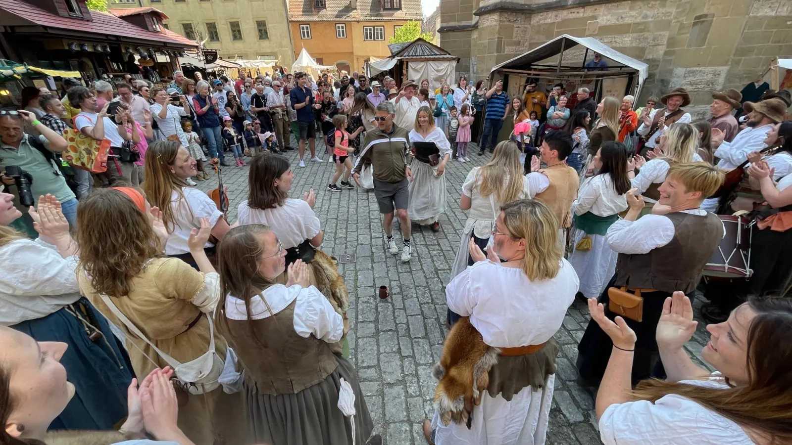 Zweiter Tag bei den Pfingsfestspielen in Rothenburg. Bei bestem Wetter gibt es überall in der Stadt mittelalterliches Treiben zu bewundern. (Foto: Gerhard Krämer)