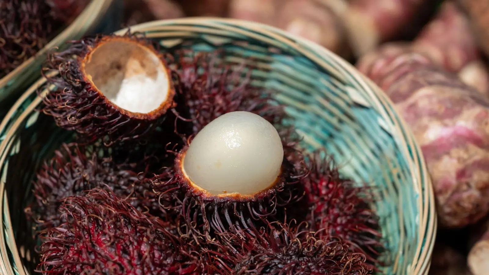 Rambutans bieten mehr Fruchtfleisch als Litschis: Das süß-saftige Innere umgibt einen kleineren Kern. (Foto: Zacharie Scheurer/dpa-tmn)