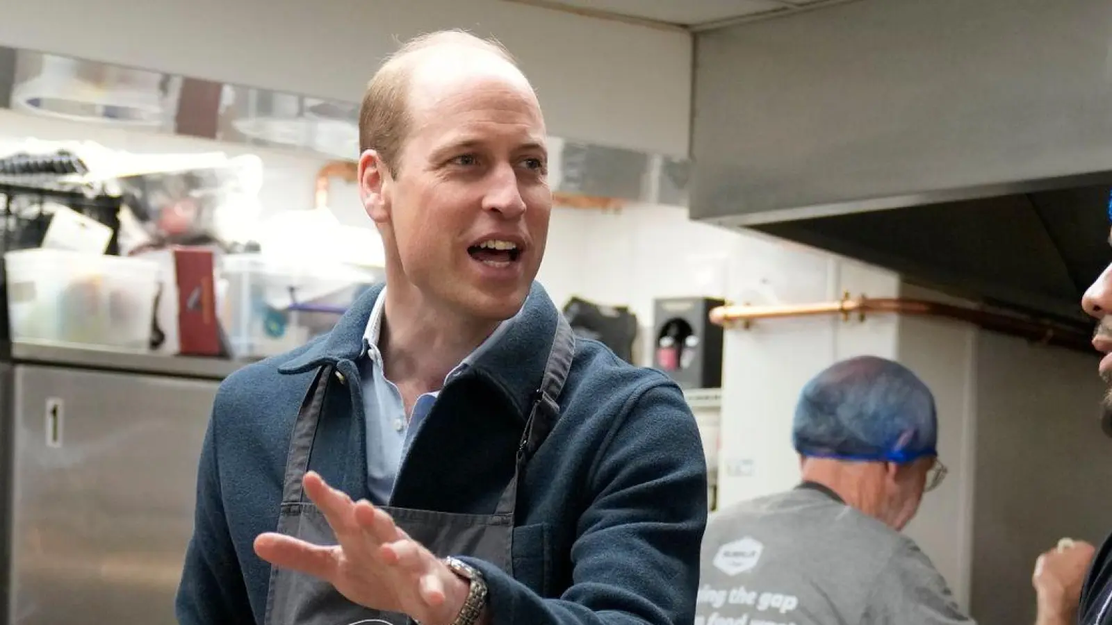 Prinz William (l) hilft dem Chefkoch Mario Confait bei der Herstellung von Bolognese-Sauce. (Foto: Alastair Grant/AP Pool/AP/dpa)