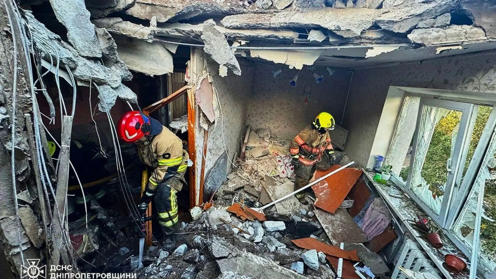 Immer wieder schlagen russische Bomben und Drohnen in ukrainischen Städten ein.  (Foto: Uncredited/Ukrainian Emergency Service/dpa)