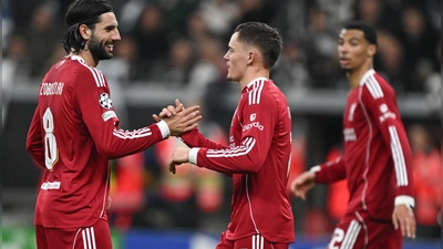 Lieferte beim 5:1 gegen Frankfurt unter anderem einen Assist für Dominik Szoboszlai (l): Liverpools Florian Wirtz (r). (Foto: Arne Dedert/dpa)