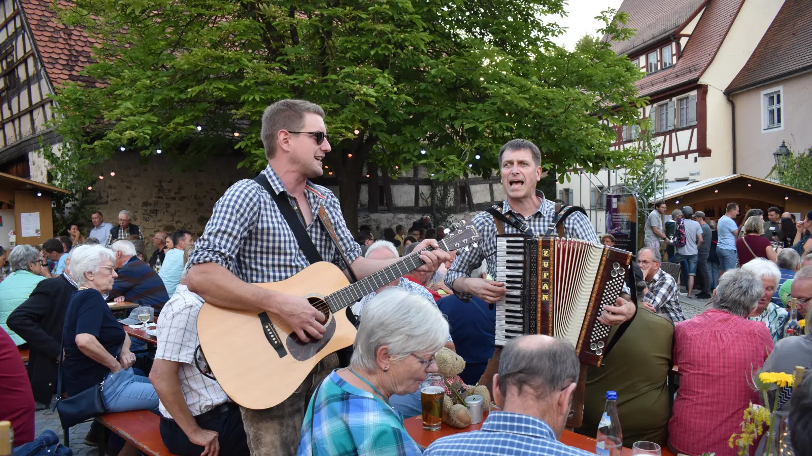 Für prächtige Stimmung sorgten am Samstagabend die Musikanten Florian Mändlein und Thomas Lang mit Gitarre und Akkordeon. (Foto: Erich Hermann)