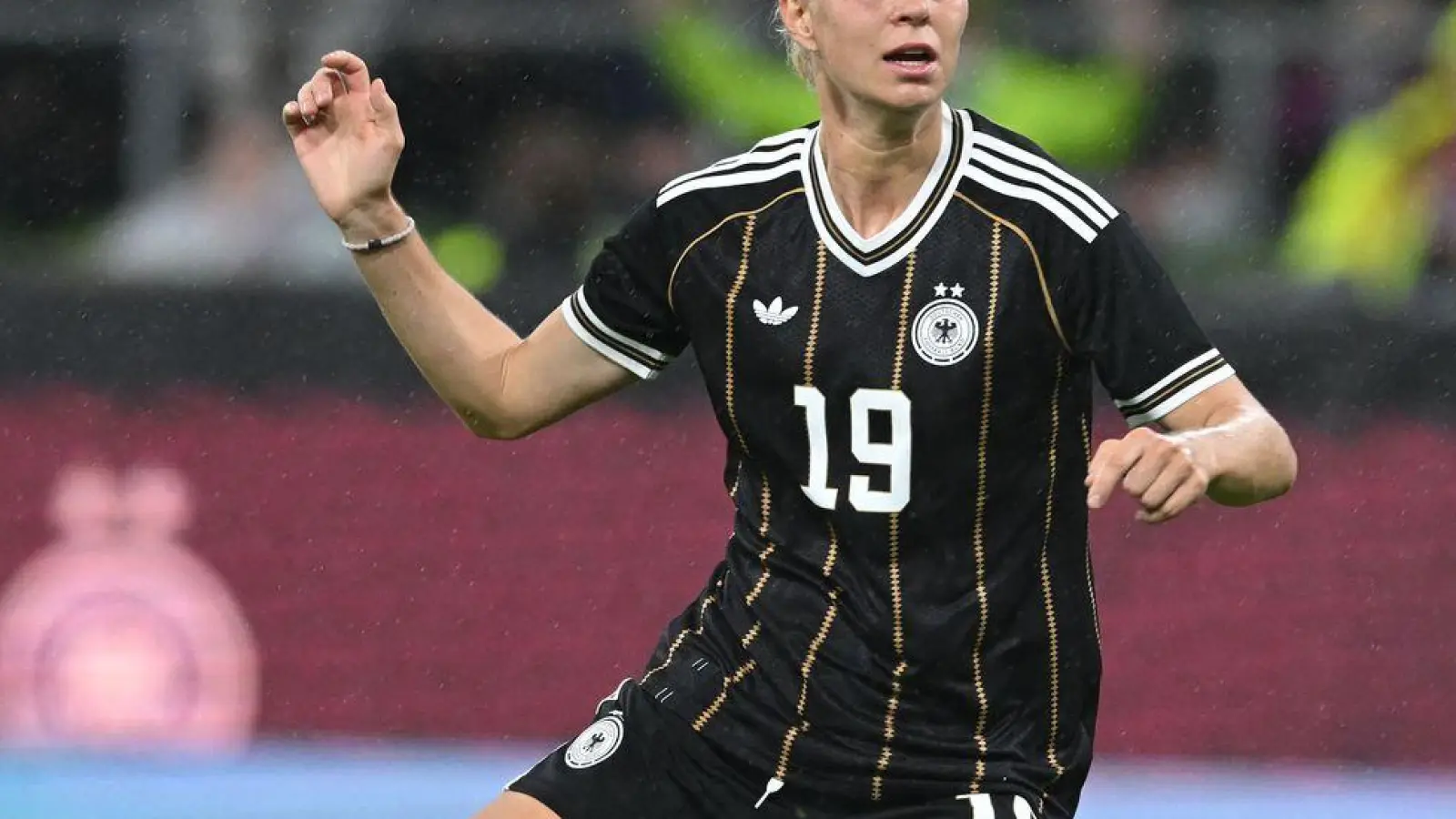 In froher Erwartung: Klara Bühl, kurz bevor ihr Torschuss zum 2:1 im Netz landet. (Foto: Carmen Jaspersen/dpa)