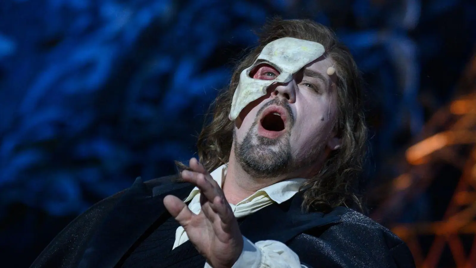 Patrick Stanke spielt das Phantom im Musical „Love never Dies - Liebe stirbt nie“. (Foto: Klaus-Dietmar Gabbert/dpa)