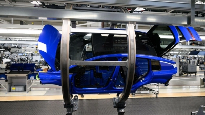 Der Umsatz von Volkswagen, Mercedes-Benz und BMW ist im ersten Halbjahr gesunken. (Archivbild) (Foto: Lukas Barth-Tuttas/dpa)
