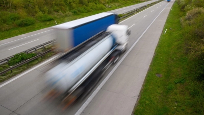 Ein Lastwagen ist heute früh auf der Autobahn umgekippt. (Symbolbild: Klaus-Dietmar Gabbert/dpa)