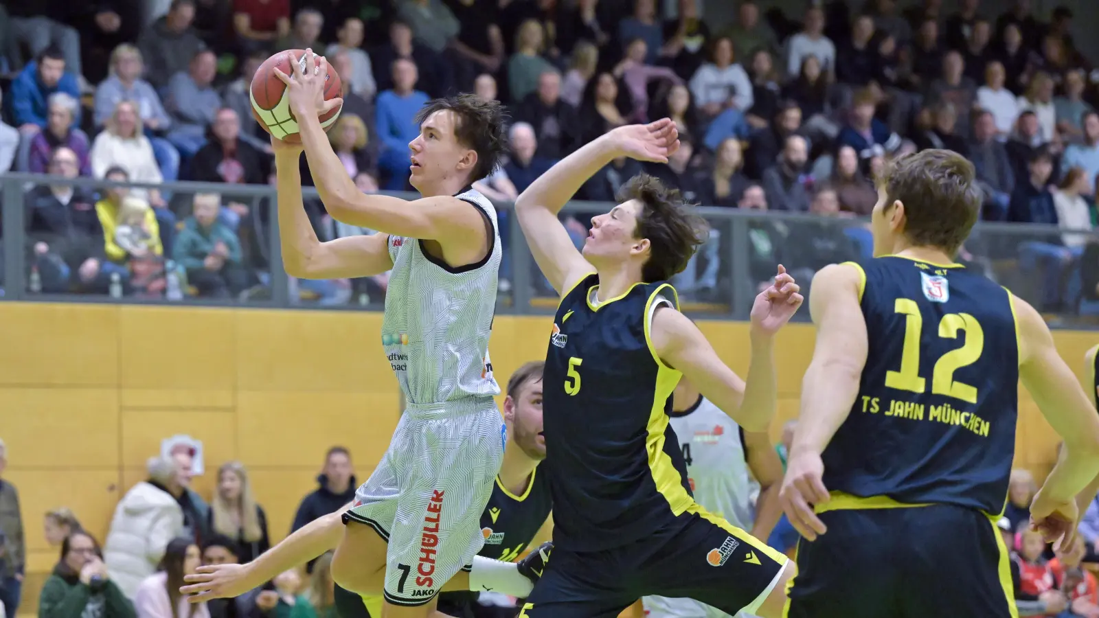 Nino Neubert (mit Ball, im Spiel gegen Jahn München) kann im letzten Hauptrundenspiel auf viel Einsatzzeit hoffen. (Foto: Martin Rügner)