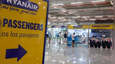 Der Streik des Bodenpersonals für Ryanair in Spanien hatte zunächst kaum Auswirkungen für die Passagiere. Es gab leichte Verspätungen, aber von gestrichenen Flügen wurde nichts bekannt.  (Foto: Clara Margais/dpa)