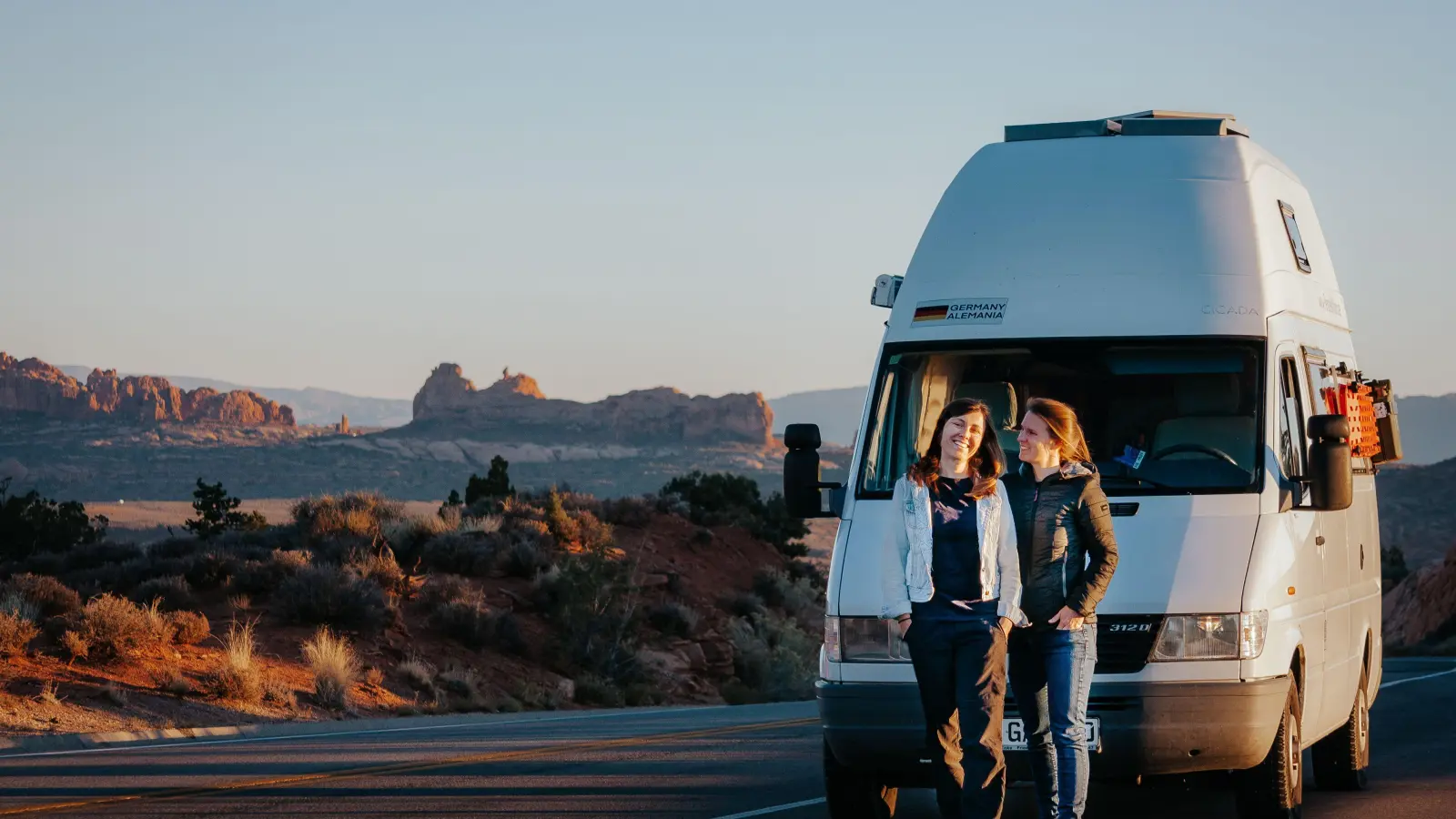 Zwischenstopp mitten im Nirgendwo: Die Neustädterin Anne Hopfengärtner (links) und ihre Verlobte Anna Schmelzer waren gemeinsam mit Van Berta fast drei Jahre lang auf der Panamericana-Route – der Route 66 für Leute, die nicht nur geradeaus fahren wollen – unterwegs. (Selfie: Anna Schmelzer)