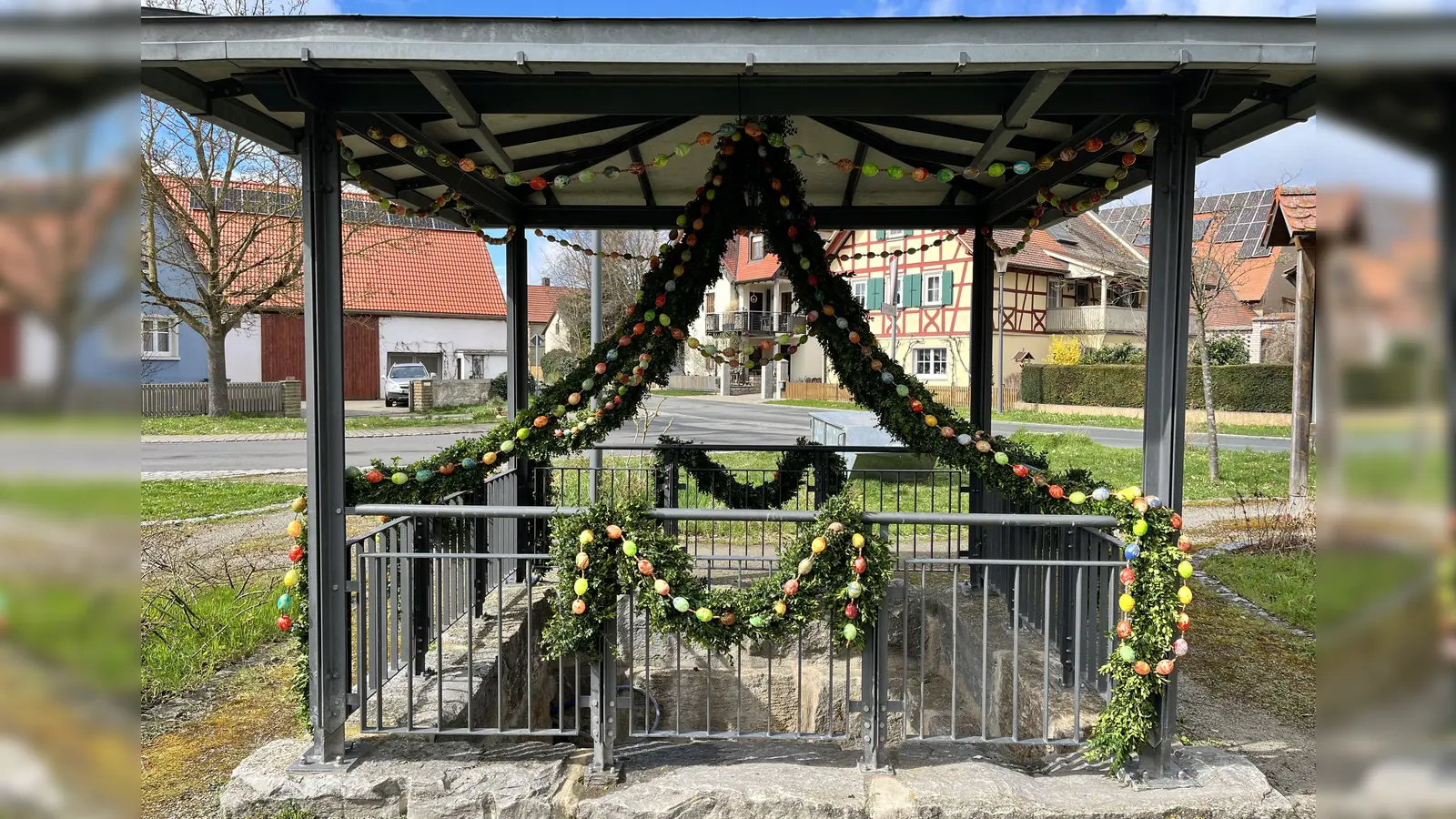 Wie in jedem Jahr dekorierte der Obst- und Gartenbauverein Reusch (Weigenheim) den Widder in der Ortsmitte mit bunten Girlanden. (Foto: Obst- und Gartenbauverein Reusch/Anna Horn)