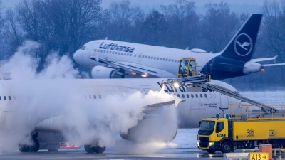 An den bayerischen Flughäfen würden wetterbedingt mehrere Flüge gestrichen. (Archivbild) (Foto: Peter Kneffel/dpa)