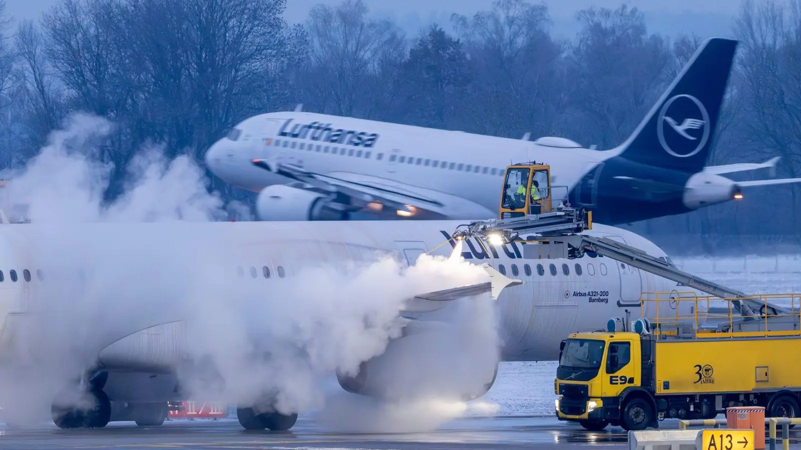 An den bayerischen Flughäfen würden wetterbedingt mehrere Flüge gestrichen. (Foto: Peter Kneffel/dpa)