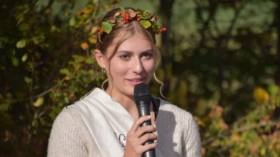 Die Scheinfelder Holzfee Nele I. (Nele Wiesinger) eröffnet den Grußwortreigen zur Jahresbaumpflanzung am Samstag, also vor dem eigentlichen Holztag. (Foto: Andreas Reum)