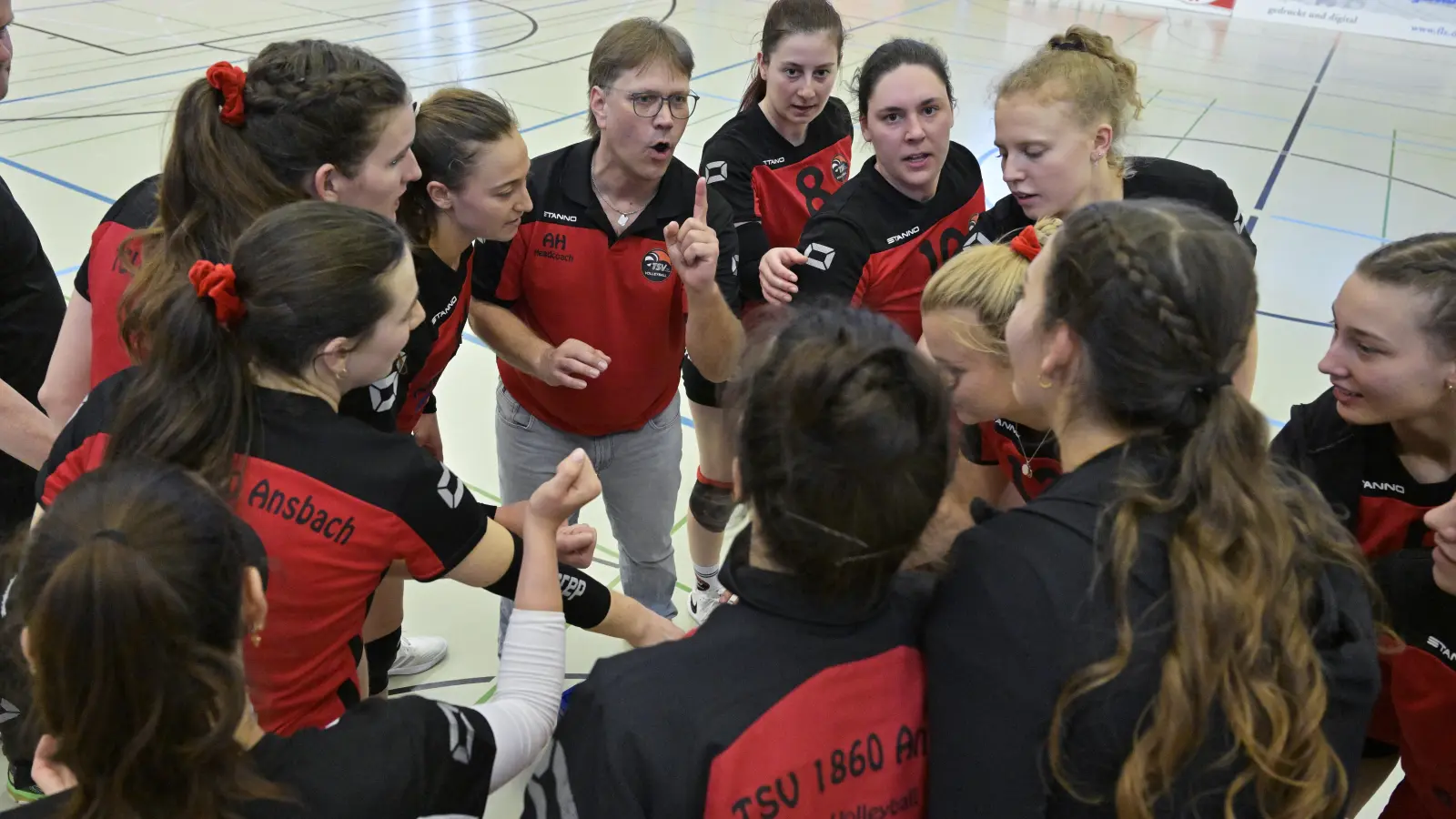 Obacht, es geht wieder los: Trainer Armin Hoefer (Mitte, hier in der Vorsaison) rechnet mit einer schwierigen Spielzeit. (Foto: Martin Rügner)