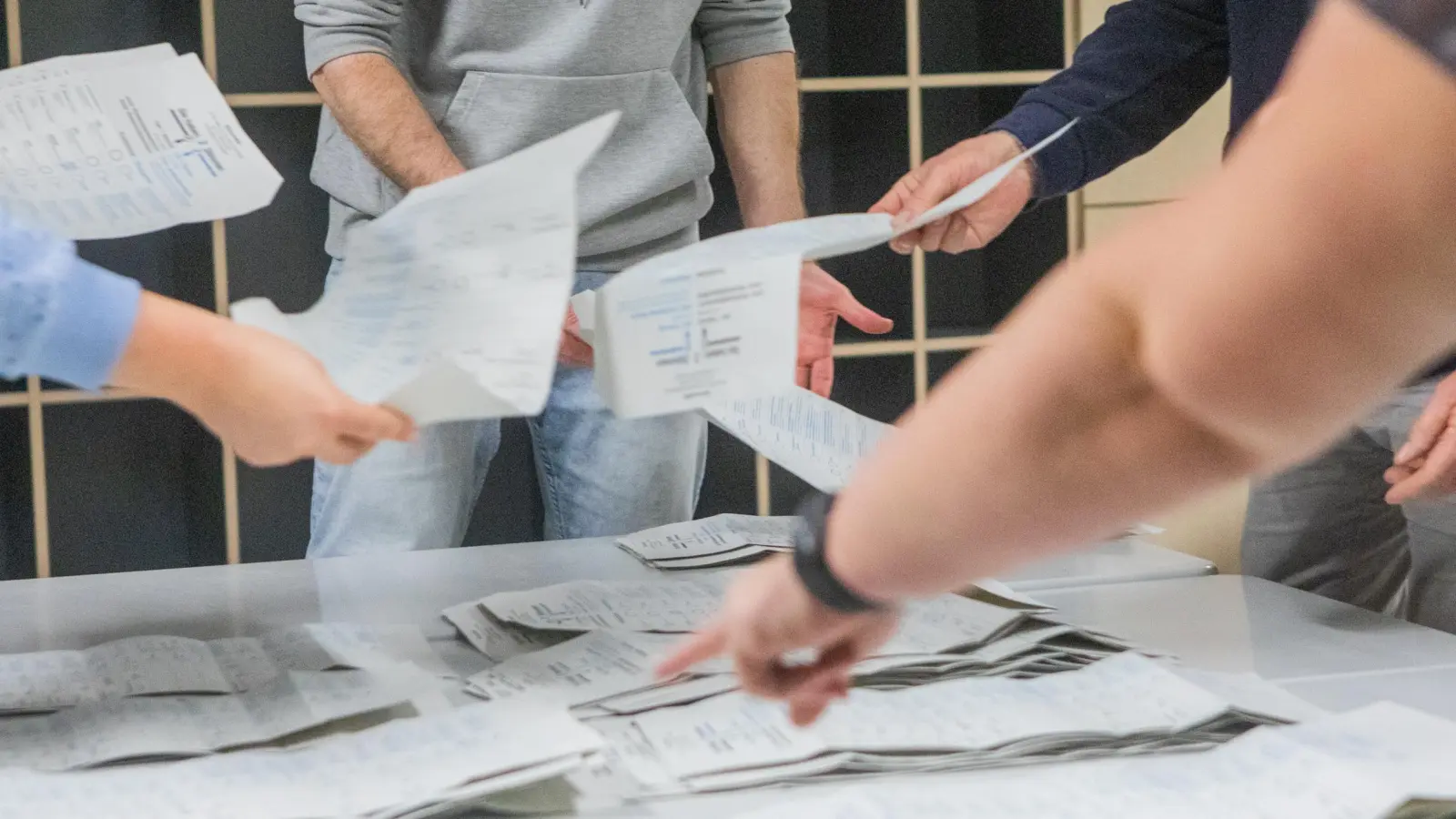 Viele Stimmzettel, viele Kreuze: Aber welche Partei schnitt wo am besten ab? (Foto: Evi Lemberger)