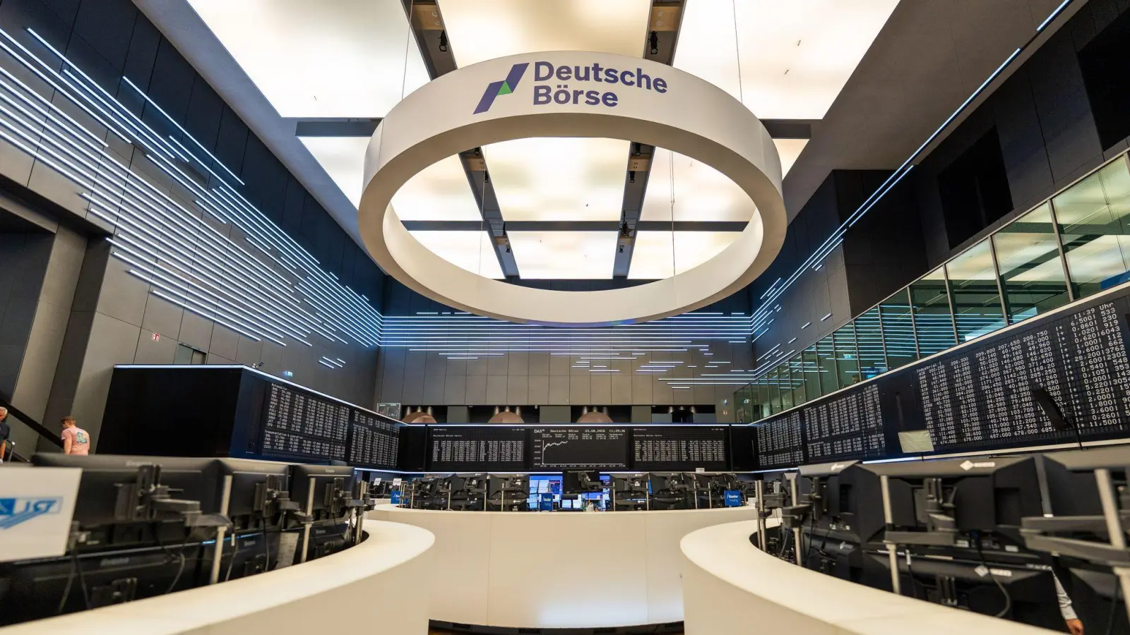 Handelsraum der Deutschen Börse in Frankfurt: Der Konzern bietet Kunden nun den Handel von Dax-Aktien rund um die Uhr. (Archivbild) (Foto: Andreas Arnold/dpa)