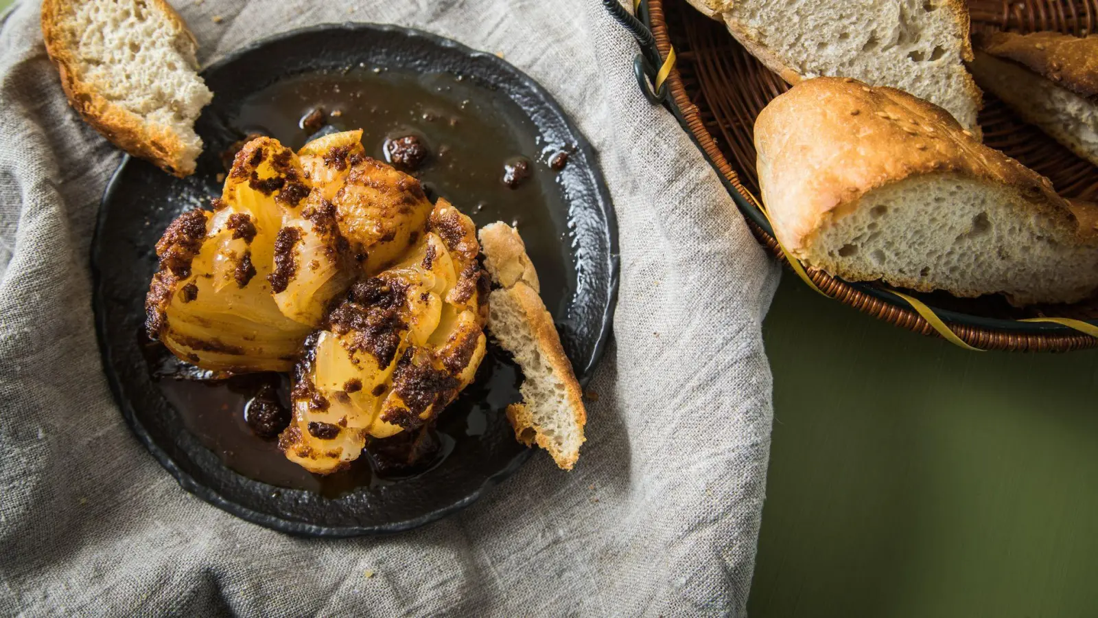 Onion Boils werden derzeit als Foodtrend gefeiert - wie hier, gefüllt mit Gewürzbutter, aus der Heißluftfritteuse. (Foto: Christin Klose/dpa-tmn)