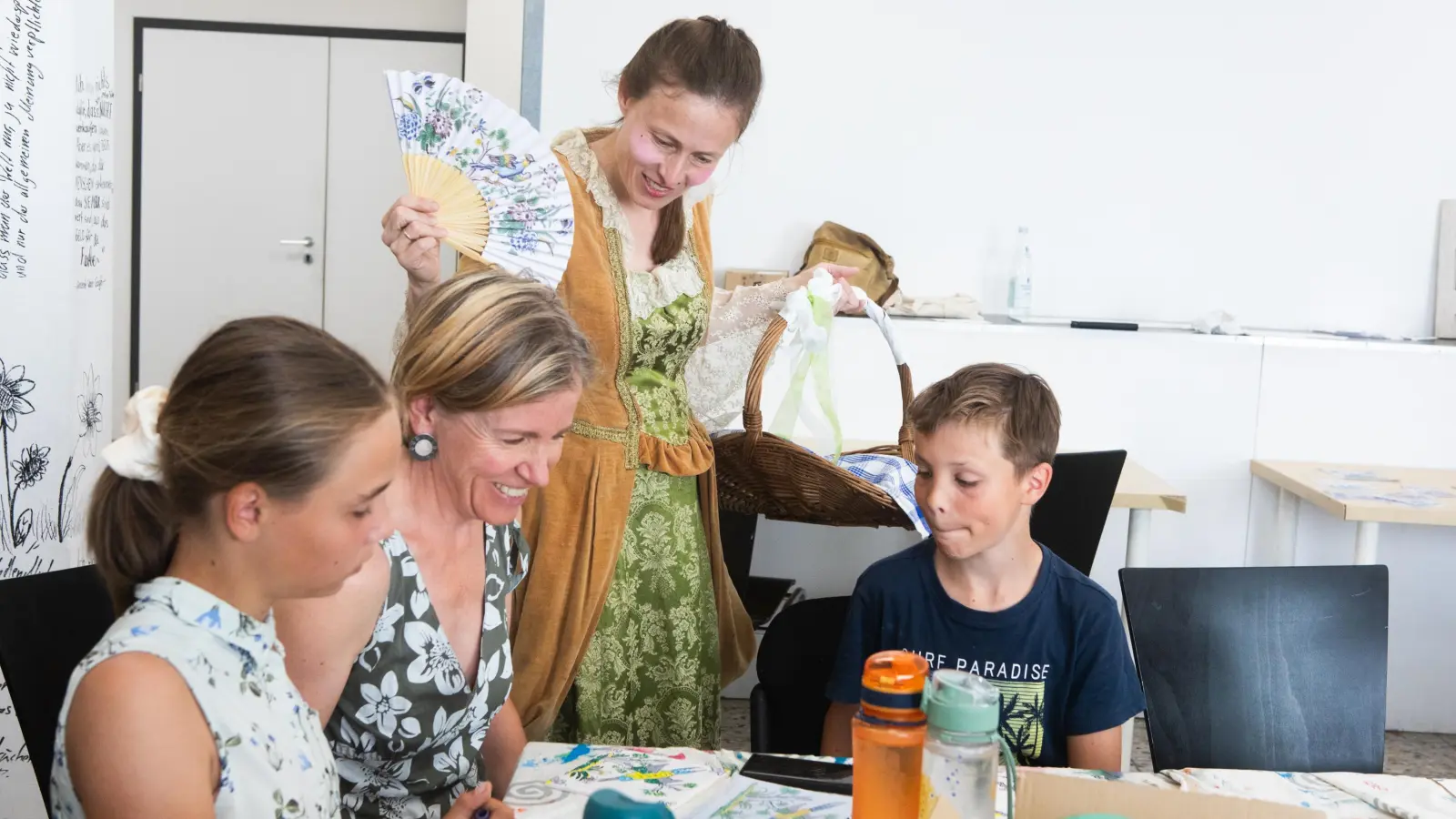 Im Kunsthaus R3 in der Reitbahn 3 bemalen Klein und Groß Ansbacher Fayencen, genauer ausgedrückt Fliesen. Die Junge Kunstschule gestaltet einen Familienkreativ-Samstag.  (Foto: Evi Lemberger)