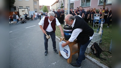 Bürgermeister Hans Henninger (links) wird die Kirchweih wieder mit dem traditionellen Bieranstich eröffnen. (Foto: Alexander Biernoth)
