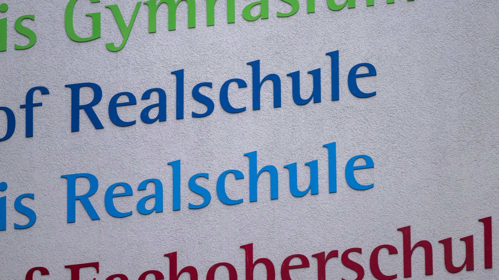 Lehrkräftemangel und Stellenmoratorium machen Bayerns Schulen zu schaffen. (Symbolbild) (Foto: Peter Kneffel/dpa)