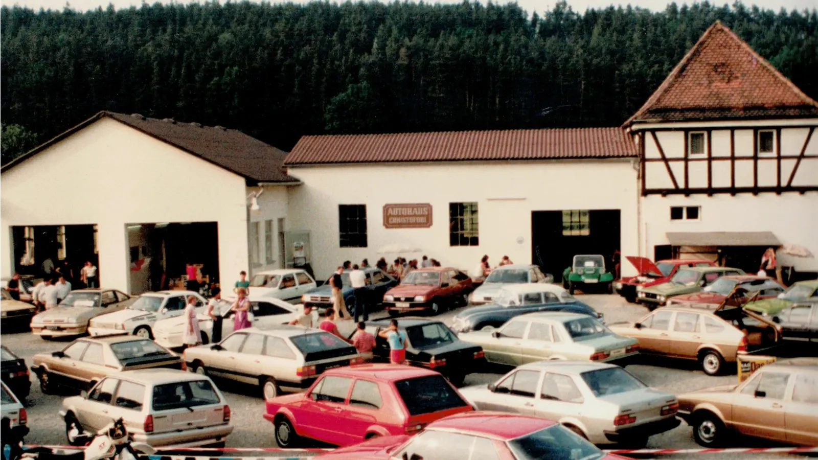 Eröffnungsfeier anno 1983: Neben der eigenen und der Werkstatt wurde auch eine breite Palette an Neu- und Vorführwagen von Opel, Ford und Audi-VW sowie eine ausführliche Zubehörpalette angeboten. (Foto: Ralf Christofori)