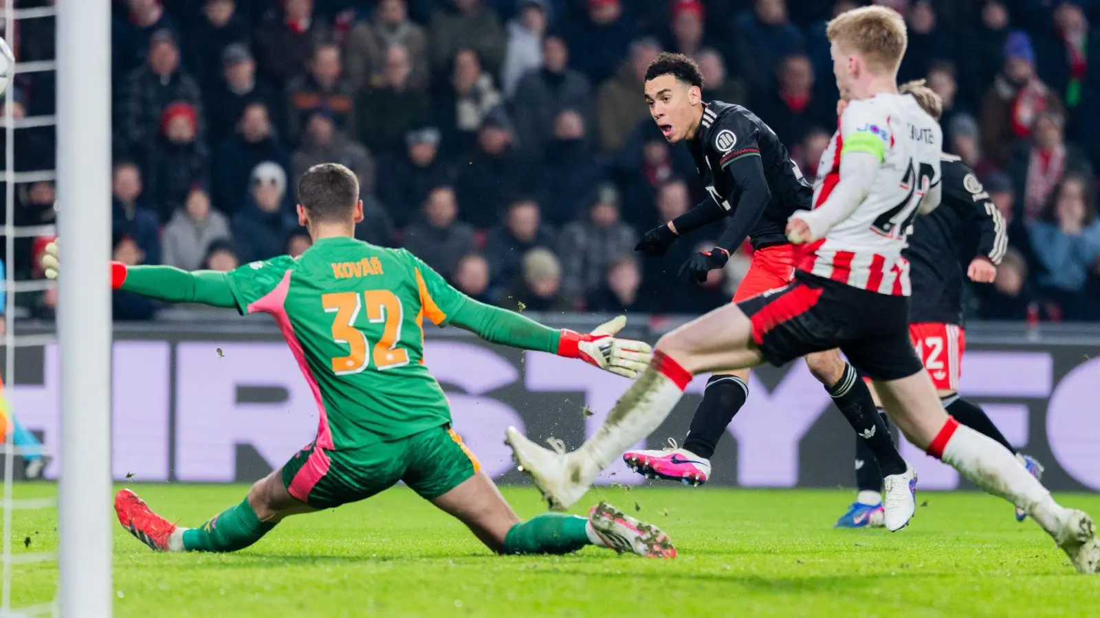 Jamal Musiala trifft für den FC Bayern. (Foto: Rolf Vennenbernd/dpa)