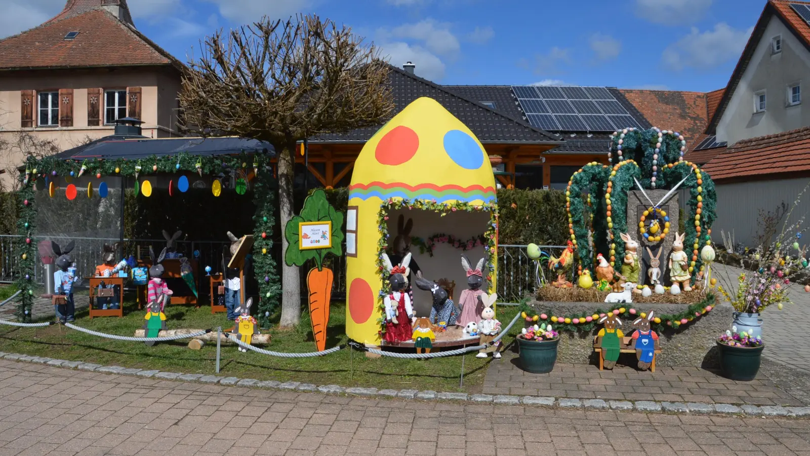 In Bechhofens Ortsteil Sachsbach kann Ostern kommen, alles ist bestens vorbereitet. Seit etwa zehn Jahren schmücken Jens und Erika Groß-Ophoff dreimal im Jahr den Bereich vor ihrem Haus - zu Ostern, im Herbst und um die Weihnachtszeit. Sie haben Spaß am Gestalten und sie wollen ihren Mitmenschen eine Freude bereiten. (Foto: Peter Tippl)