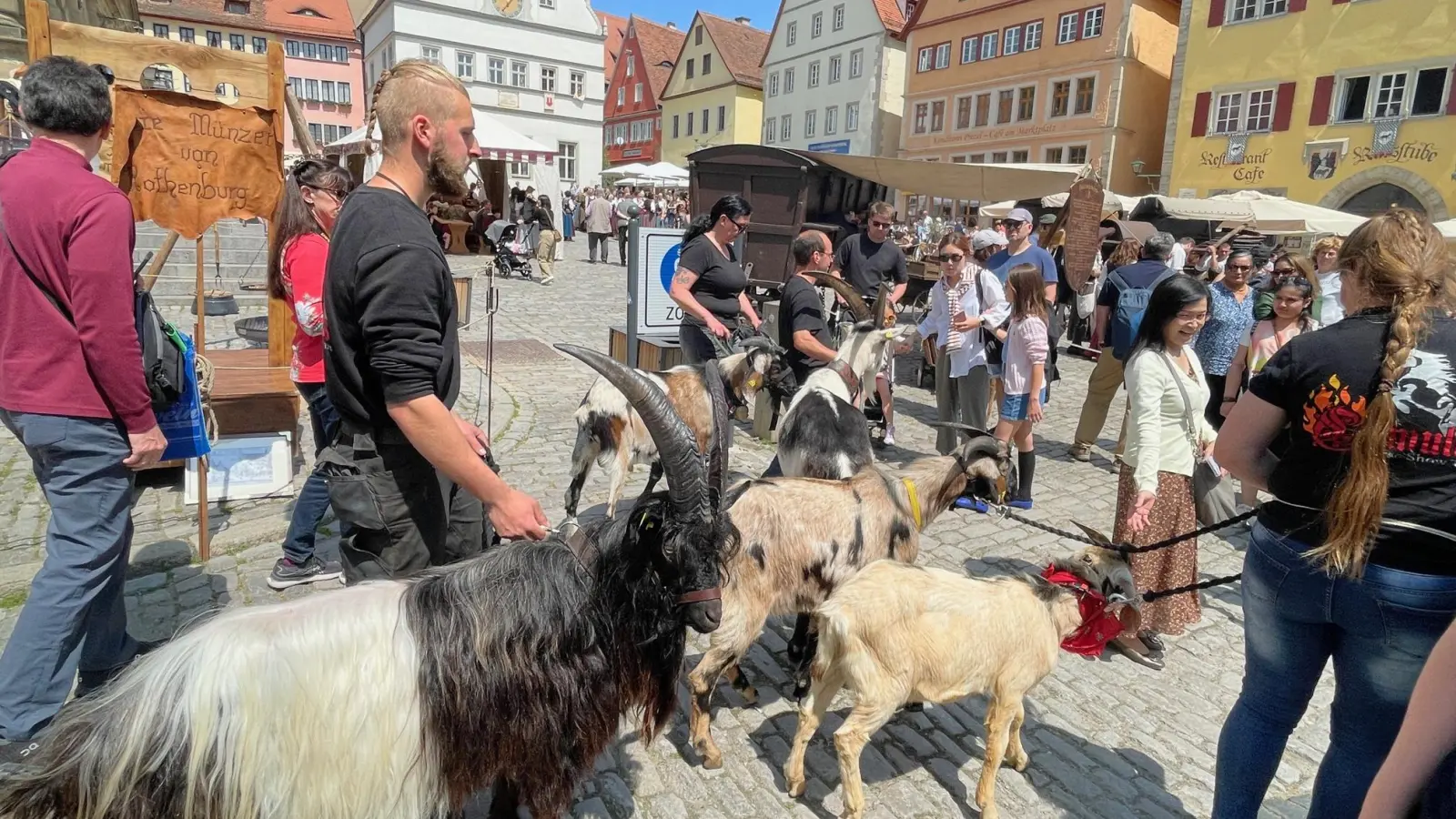 Zweiter Tag bei den Pfingsfestspielen in Rothenburg. Bei bestem Wetter gibt es überall in der Stadt mittelalterliches Treiben zu bewundern. (Foto: Gerhard Krämer)