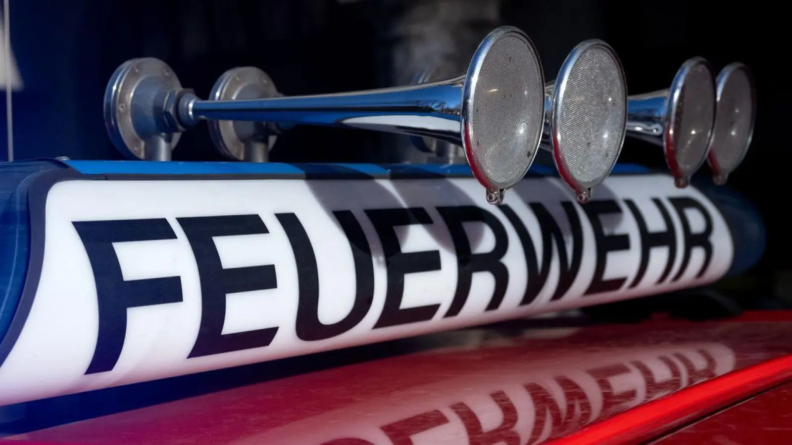 Einsatzkräfte der Feuerwehr rückten in der Nacht zu einem Brand in einem Seniorenheim in Unterfranken aus. (Symbolbild) (Foto: Sven Hoppe/dpa)