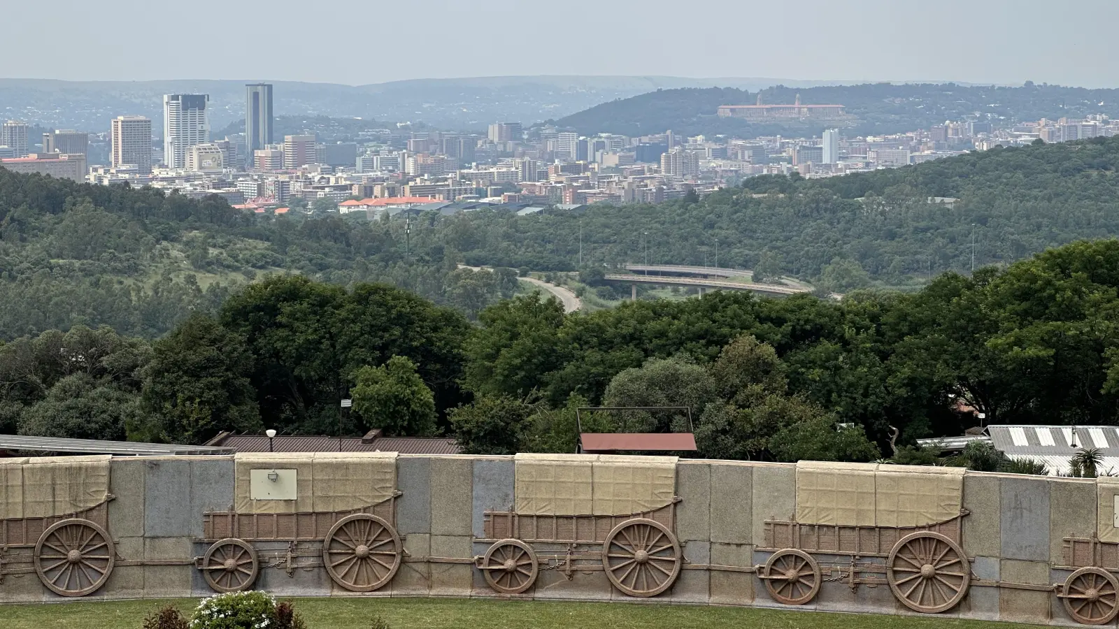 Zurück in der Zivilisation: Kurz vor dem Heimflug steht noch ein Abstecher in die Hauptstadt Pretoria an. Hier eröffnet sich vom Voortrekkerdenkmal aus ein Blick auf die Stadt. (Foto: Gudrun Bayer)