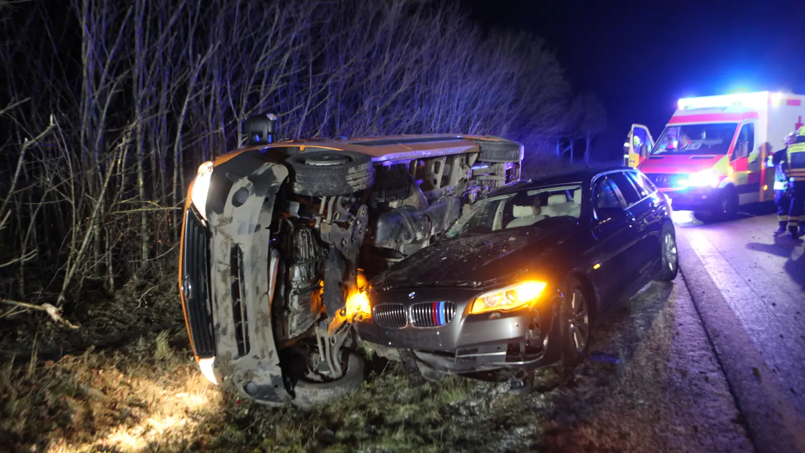 Beim Überholen prallte eine 41-Jährige mit ihrem Wagen auf der B13 zwischen Ansbach und Lehrberg gegen ein Auto der Straßenmeisterei. (Foto: NEWS5/Haag)