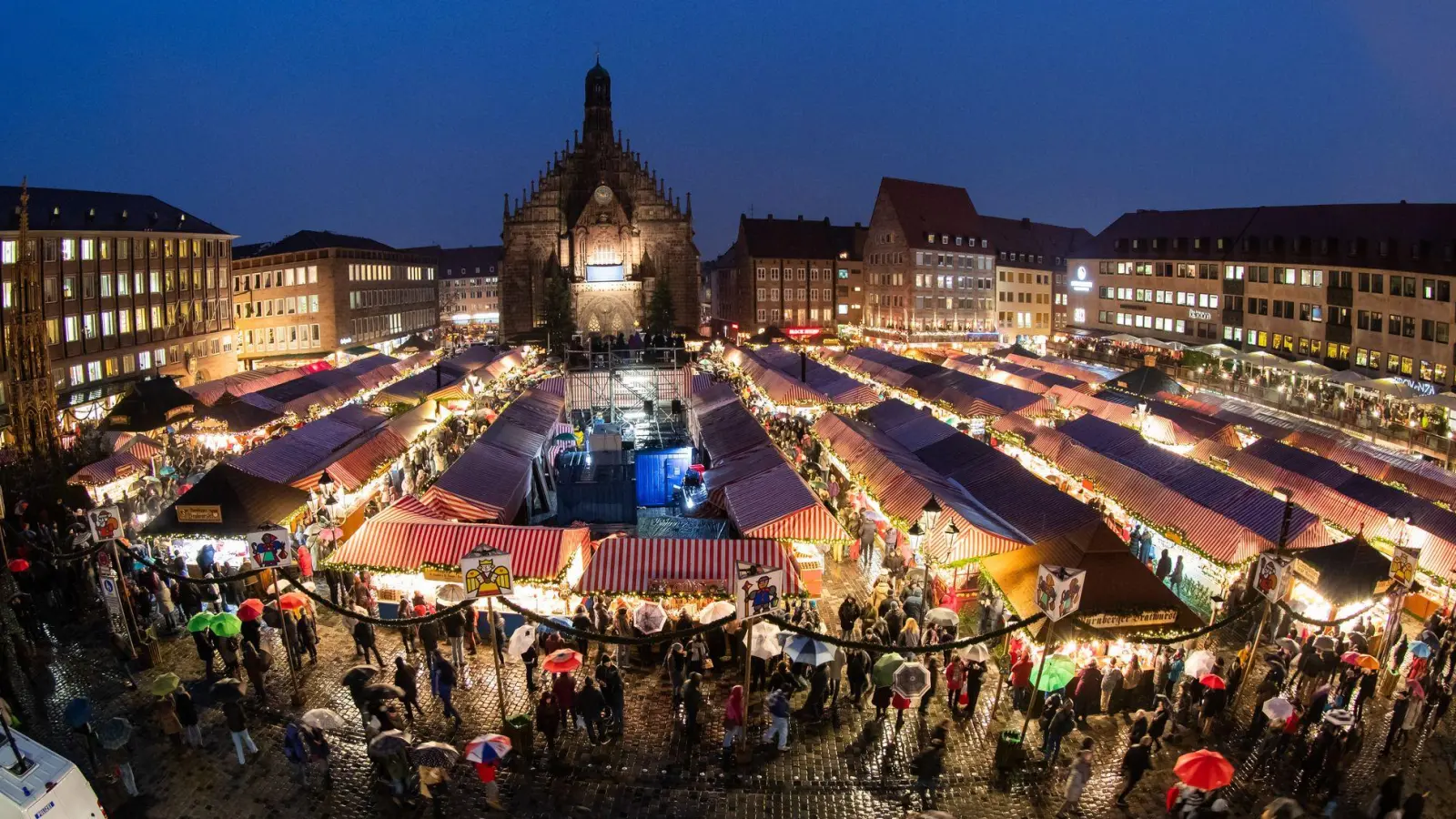 Blick auf den Nürnberger Christkindlesmarkt. Um die GEMA-Gebühren auf Weihnachtsmärkten gibt es Streit zwischen GEMA und Kommunen. (Archivbild) (Foto: Daniel Karmann/dpa)