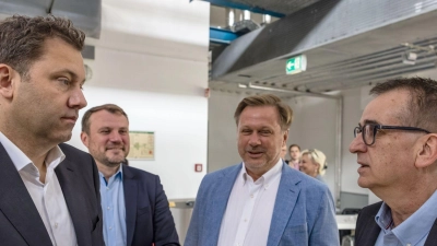 SPD-Chef Lars Klingbeil will sich für Industriearbeitsplätze in Stahlwerken einsetzen.  (Foto: Frank Hammerschmidt/dpa)
