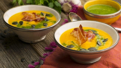Herbstlicher Genuss mit knusprigem Speck und würzigem Pesto: Sie verleihen jeder Kürbissuppe das gewisse Etwas und sorgen für zusätzlichen Geschmack. (Foto: BVEO/dpa-tmn)